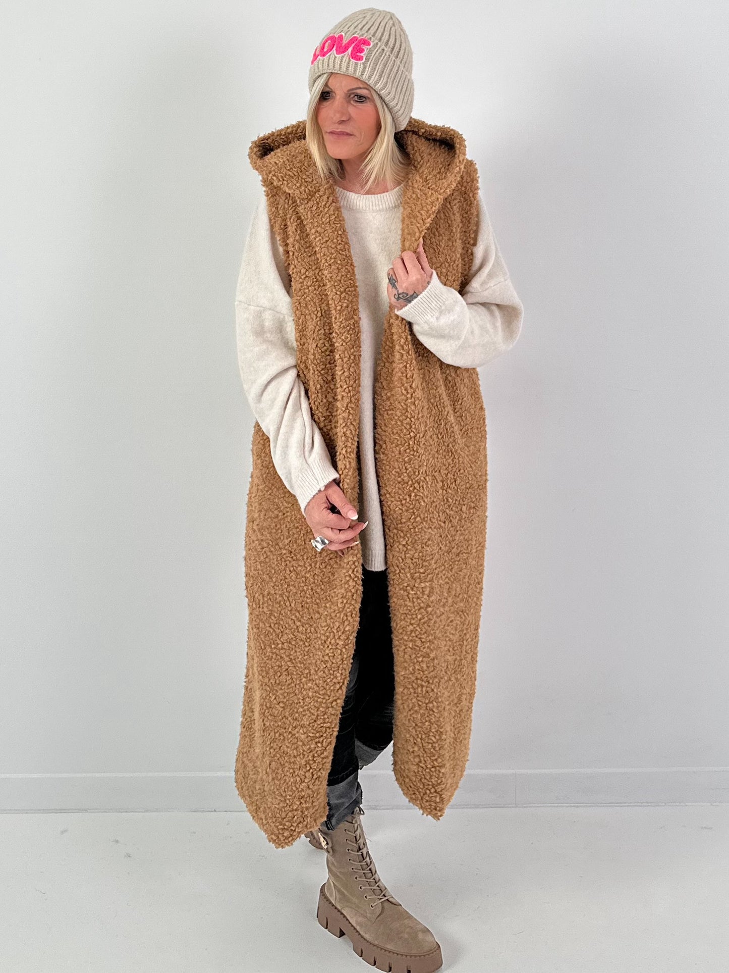 Long vest model "Leo Layers" - camel