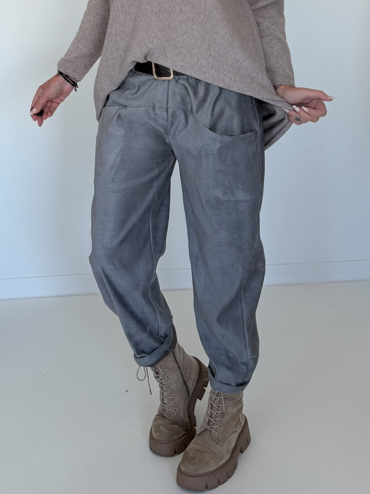 Hose in Wildleder-Optik mit Gürtel - grau