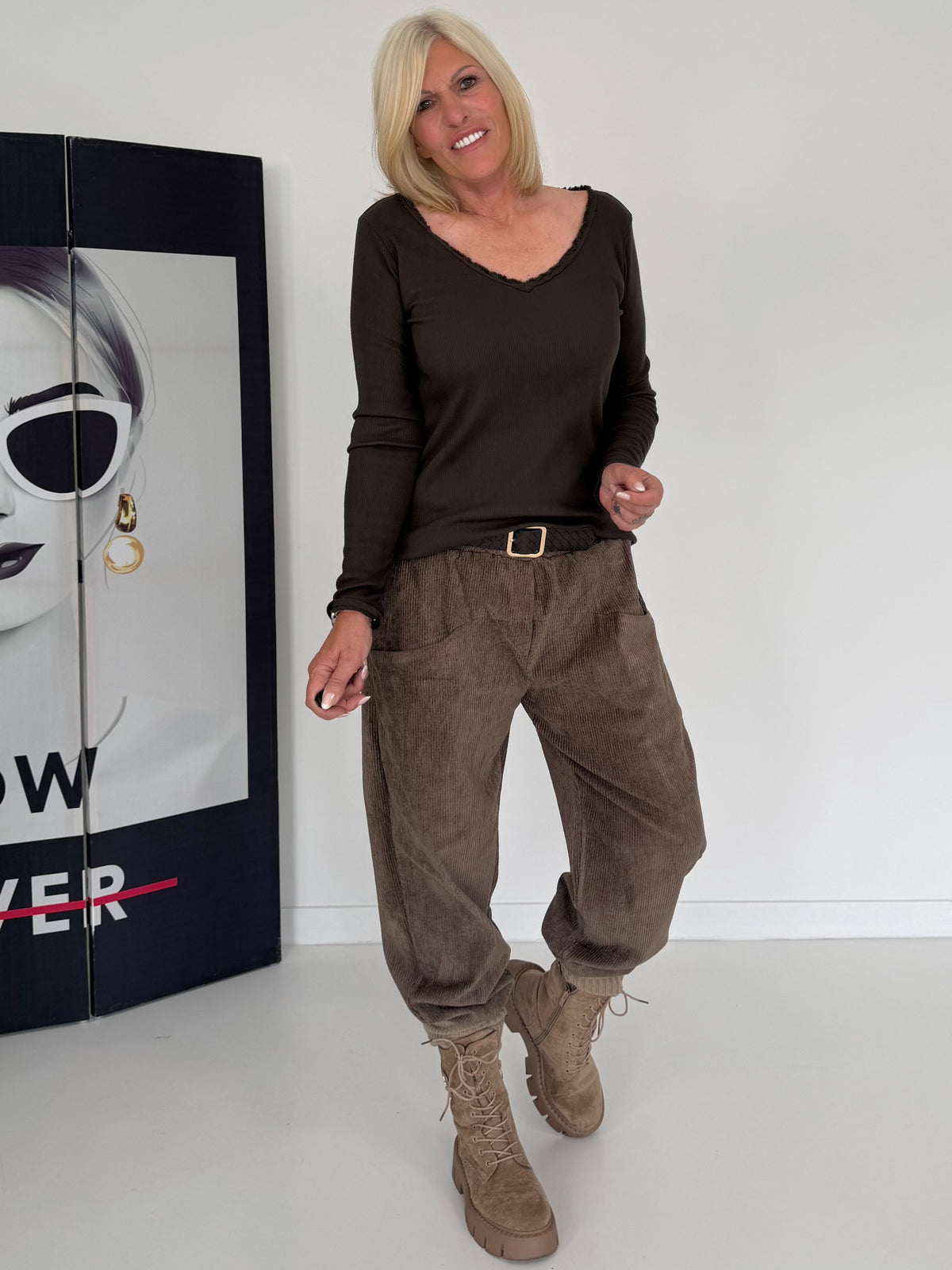 Rippshirt mit fransigem V-Ausschnitt - mokka