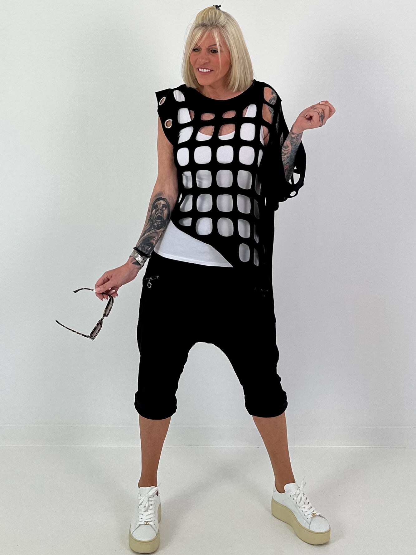 Shirt mit All-Over Cut-Outs und Ösen - schwarz ( lieferbar ab 11.05.26)