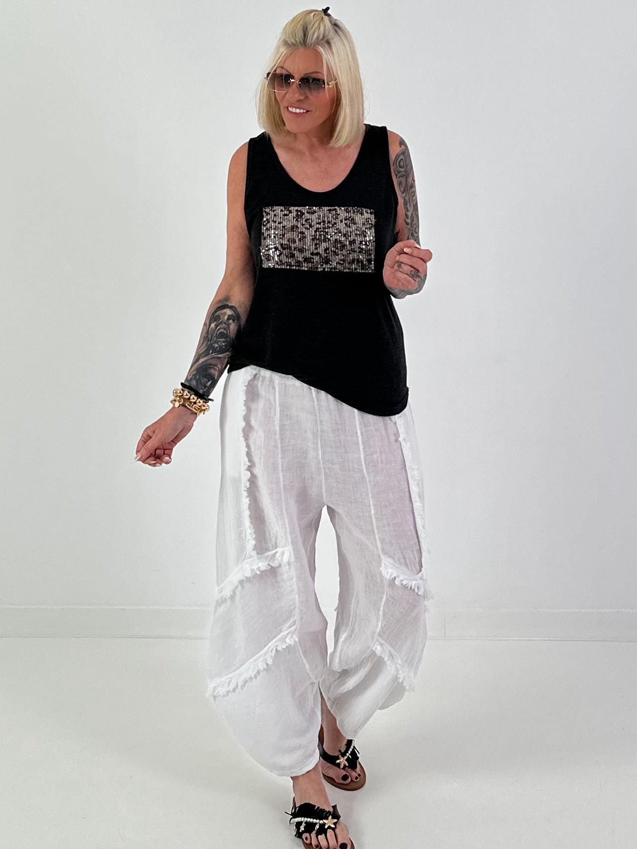 Feinstrick Top mit Leo Patch - schwarz