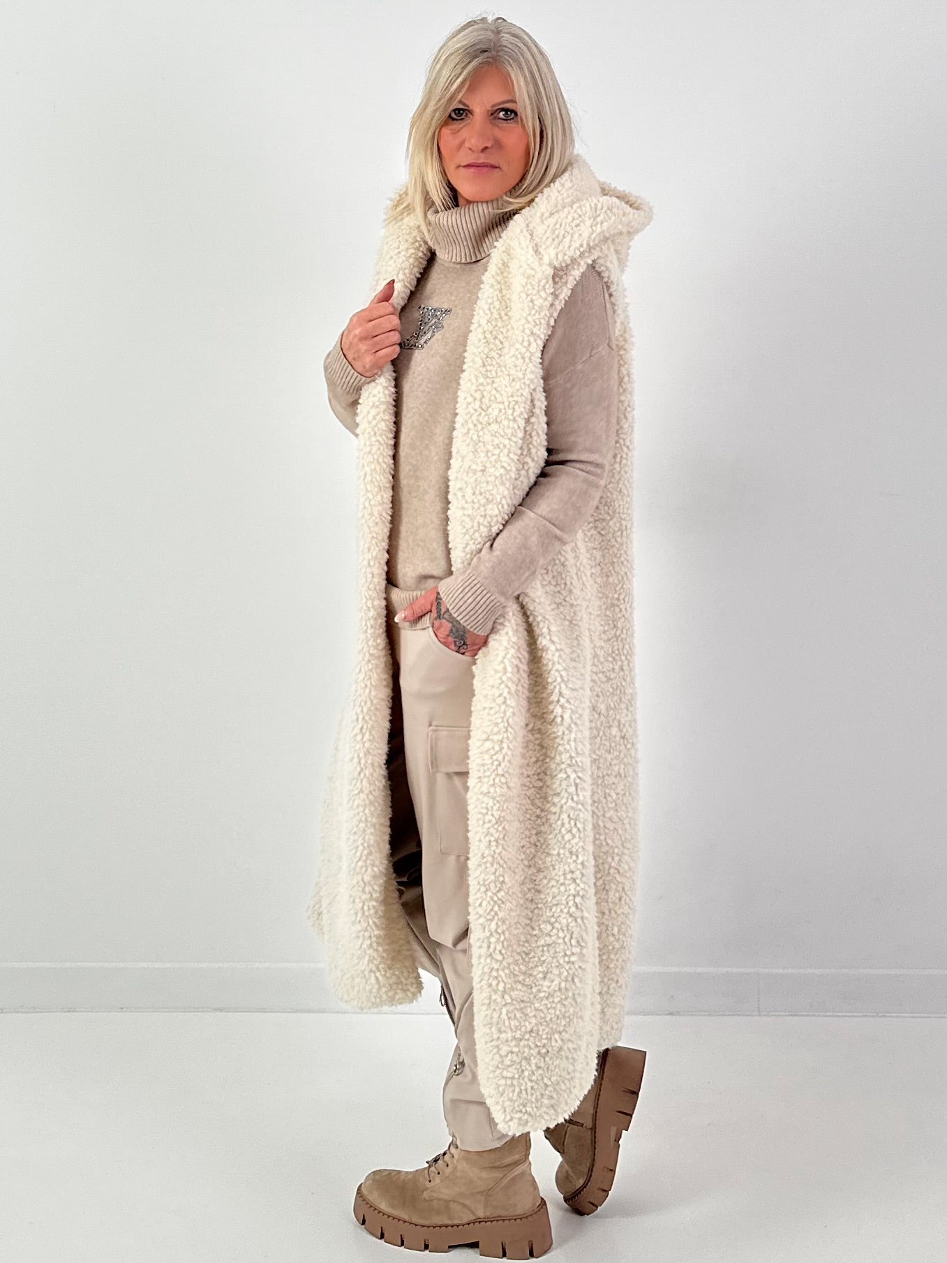 Long vest model "Leo Layers" - ecru