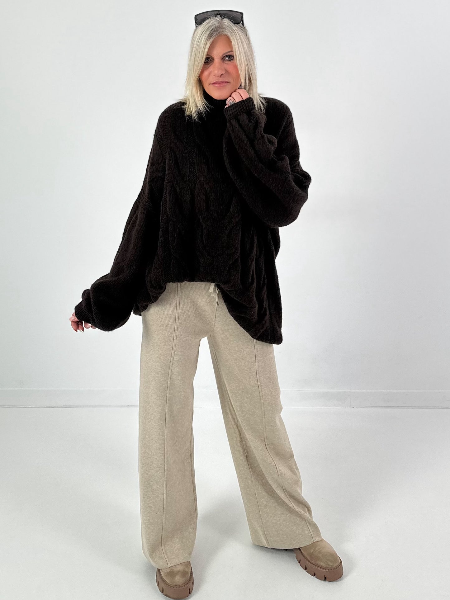 Lässiger Pullover mit Zopfmuster Modell "Pure Cable" - coffee