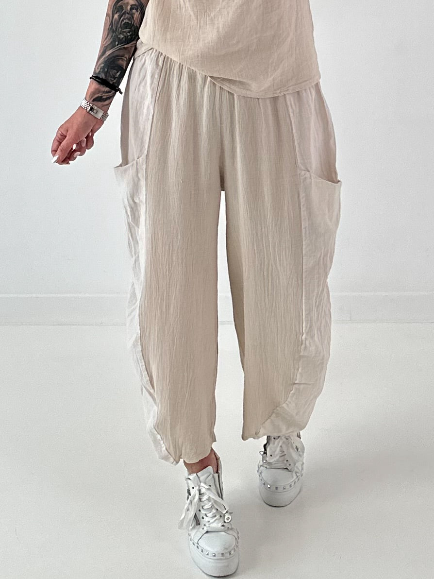 Grobe Hose im Materialmix mit großen Taschen - beige