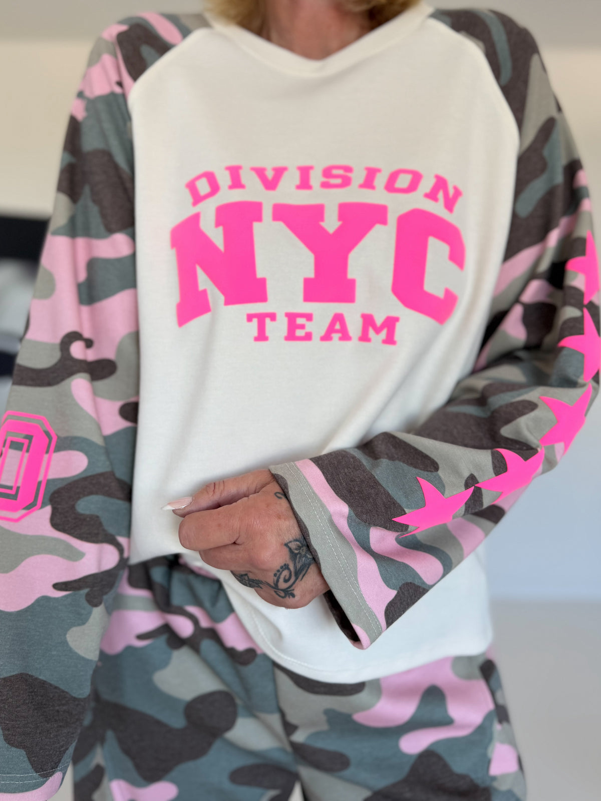 Sweater with camouflage sleeves and 3D print - beige-olive-multi-coloured