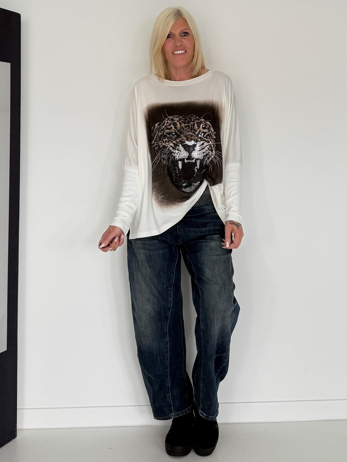 Jeans mit Leo-Print und Jeans-Latz - denim
