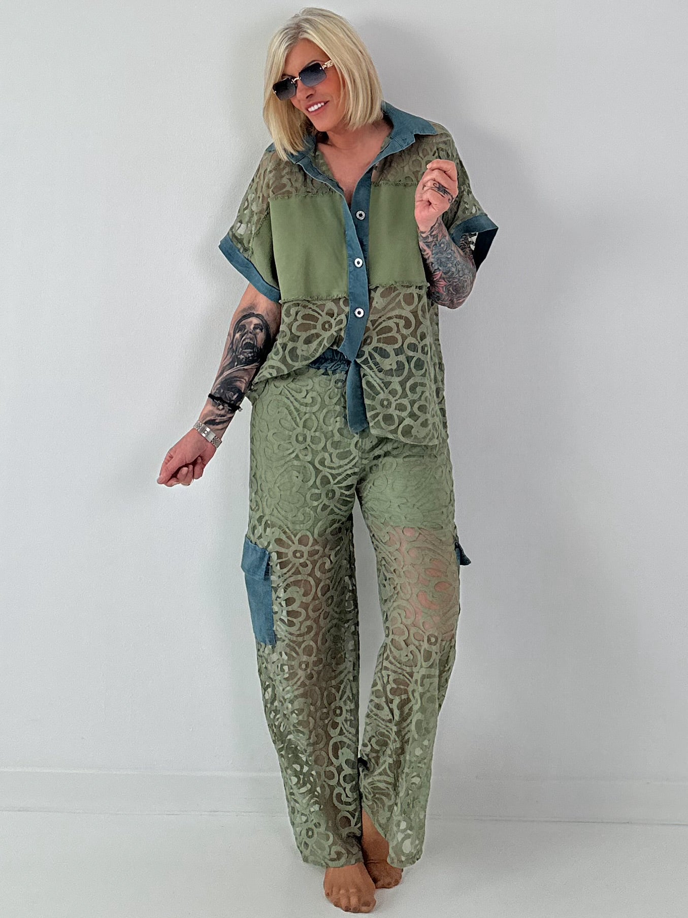 Ausgefallener Zweiteiler mit aufwendigen Denim Details- khaki