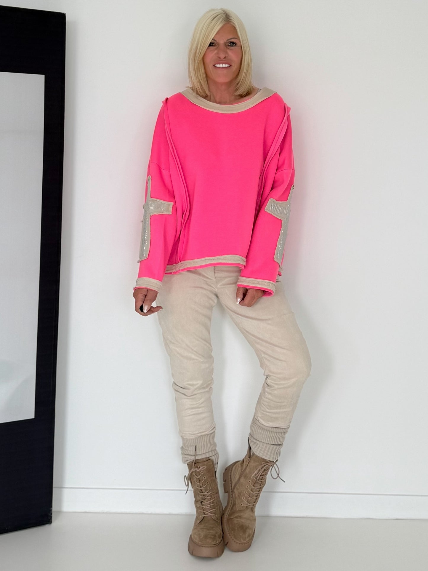 Oversized Sweater mit Strasskreuz - neonpink-beige