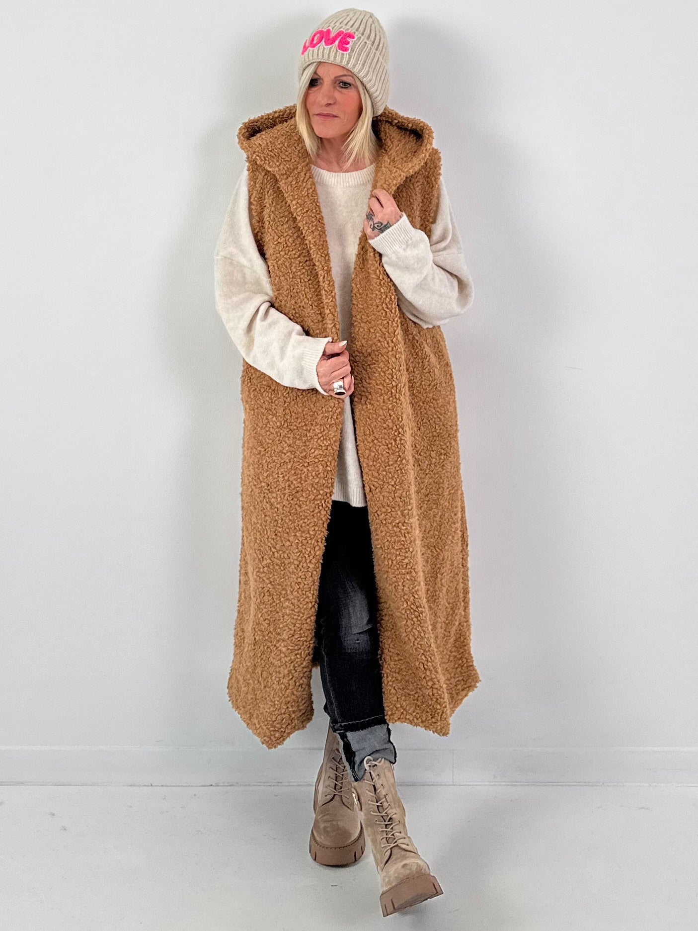 Long vest model "Leo Layers" - camel