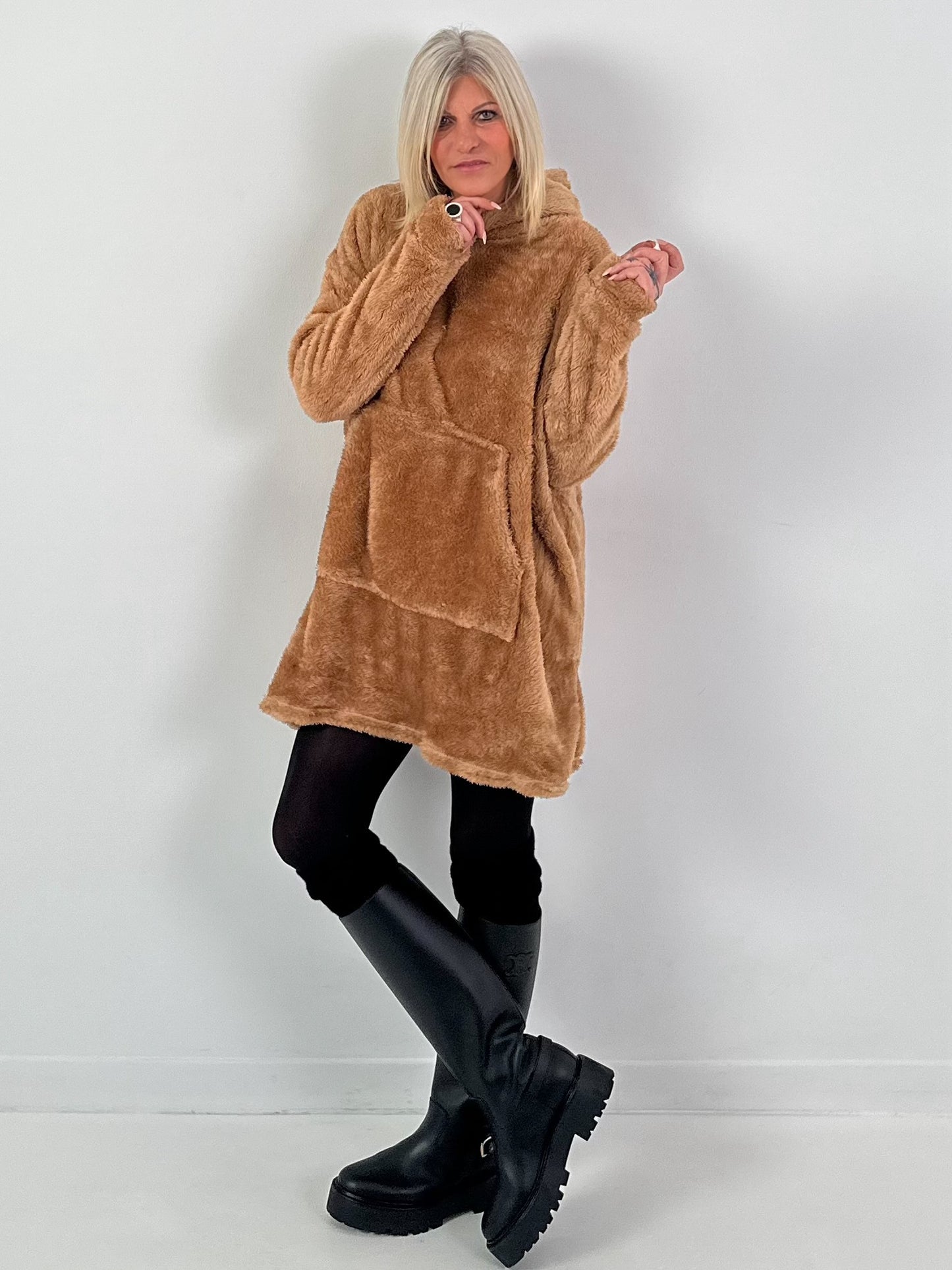 Oversized hoodie model "Warm Hug" - camel