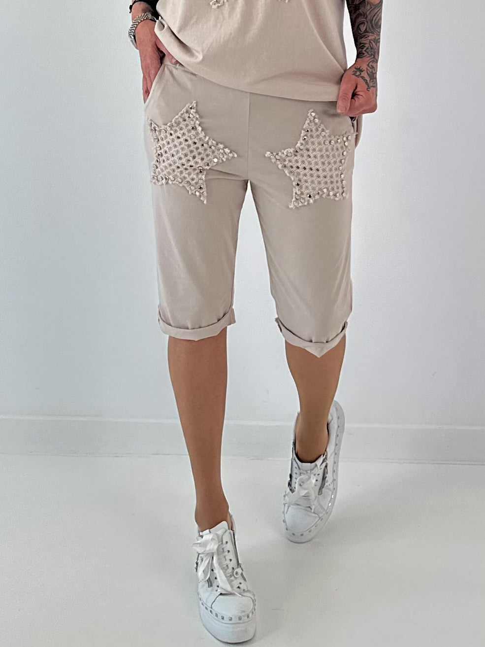 Sweat Short mit Häkelstern und  Nieten - beige