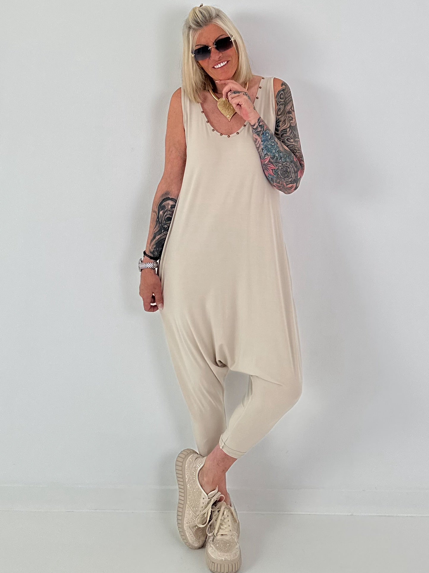 Jumpsuit mit Nieten- beige