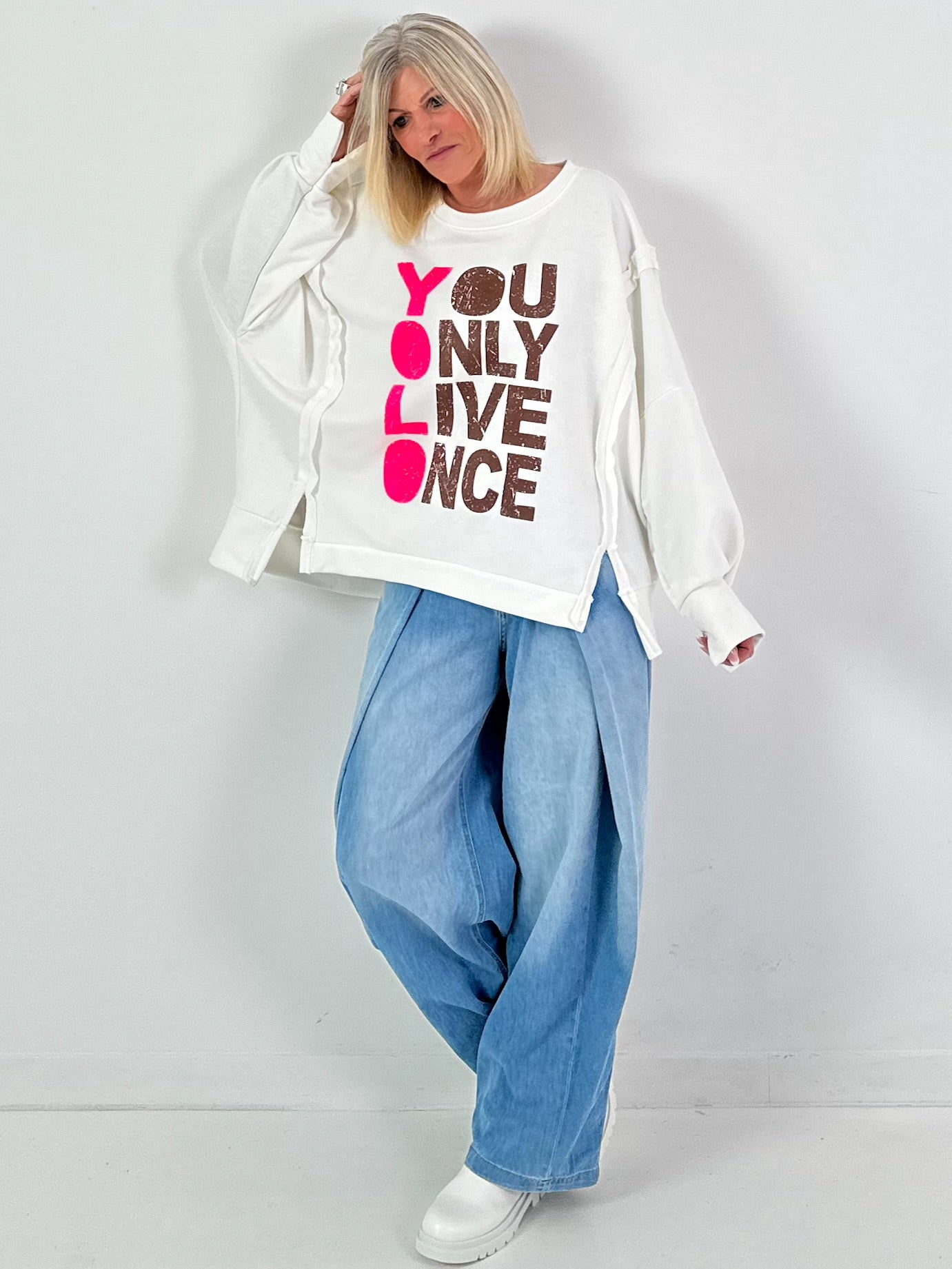 Sweatshirt Modell "YOLO" - weiss