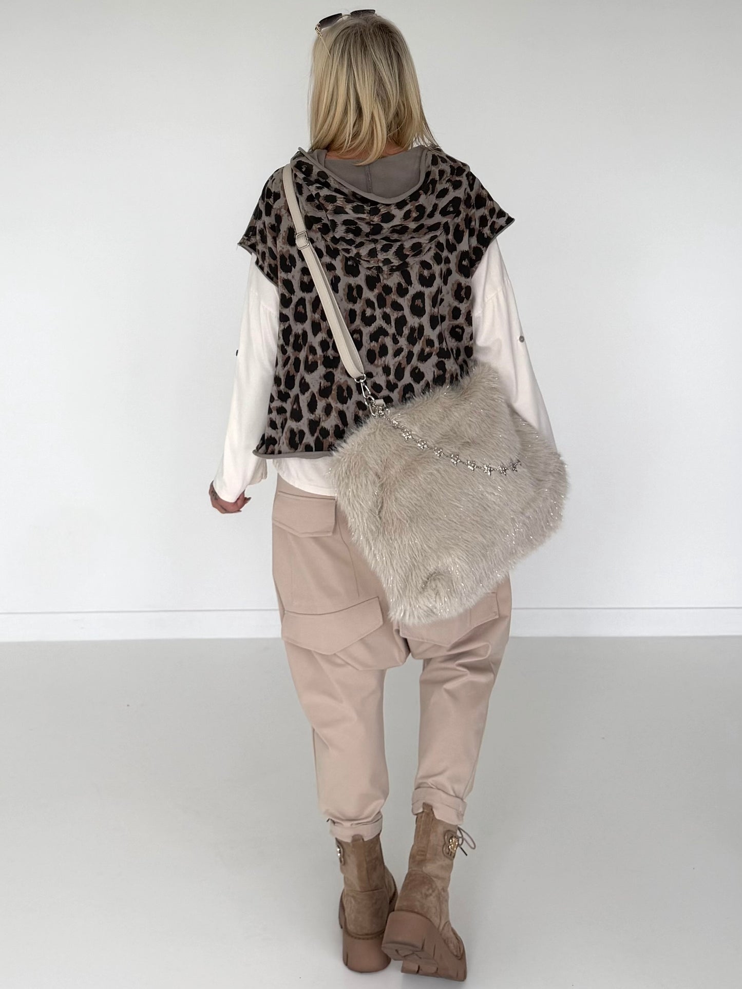 Kurzarm-Hoodie mit All Over Leo-Print - taupe ( lieferbar ab ca. 28.08.26)