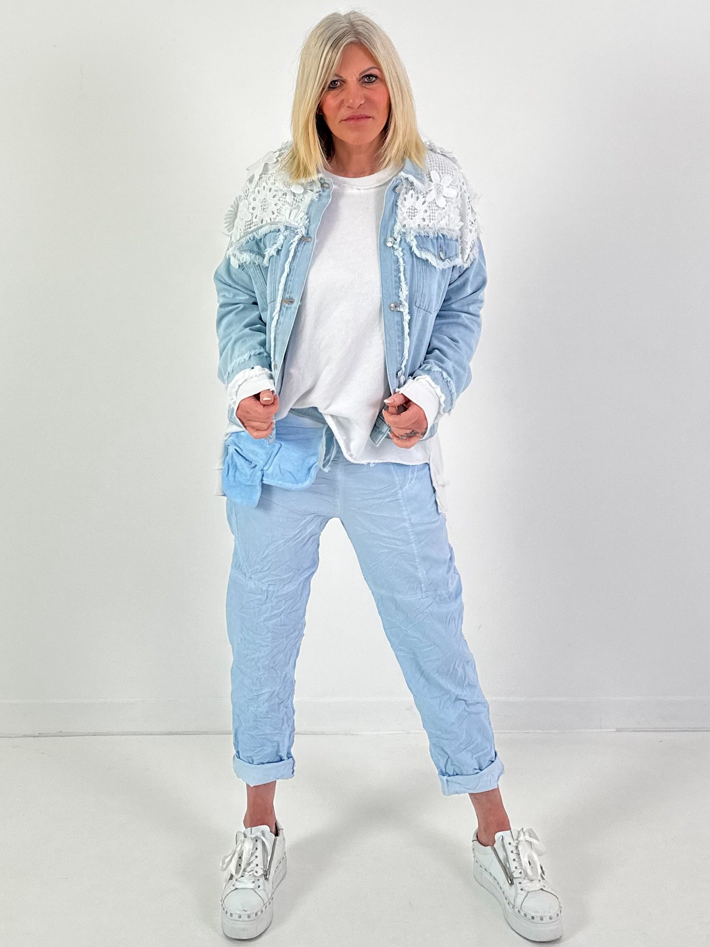 Spijkerjas, model "Wildflower" - denim-wit