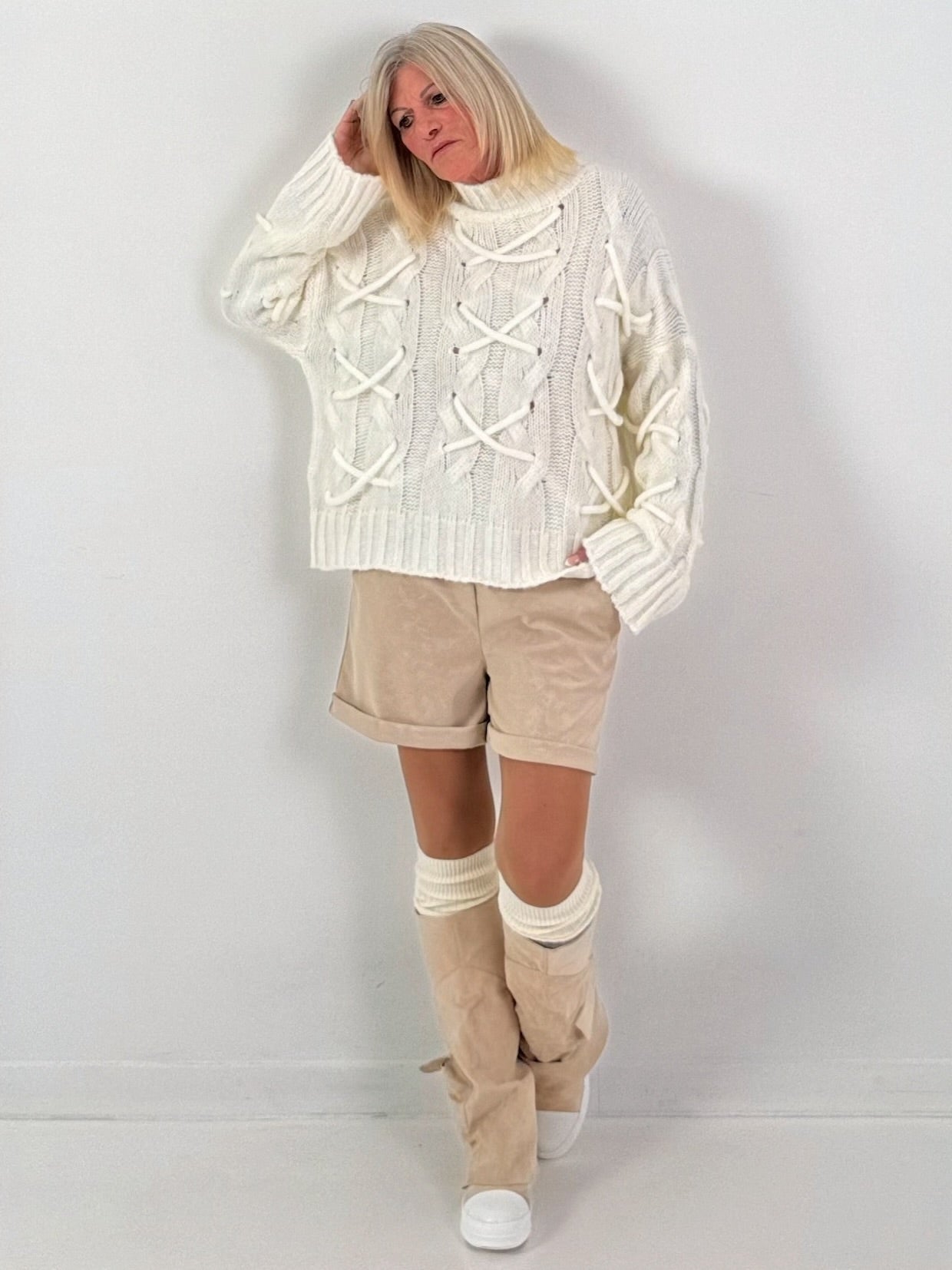 Trui model "Cozy Lace-Up" - ecru