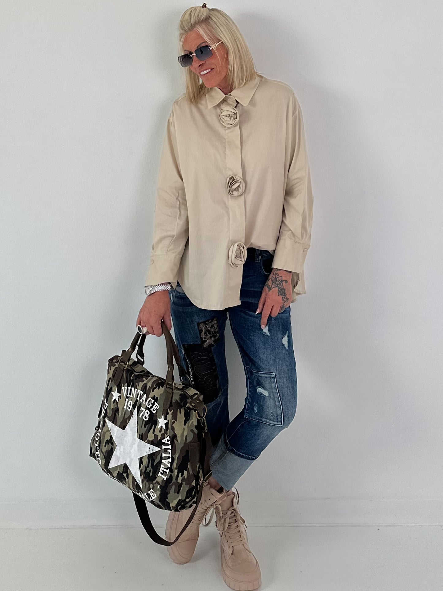 Bluse mit 3D-Blüten - beige