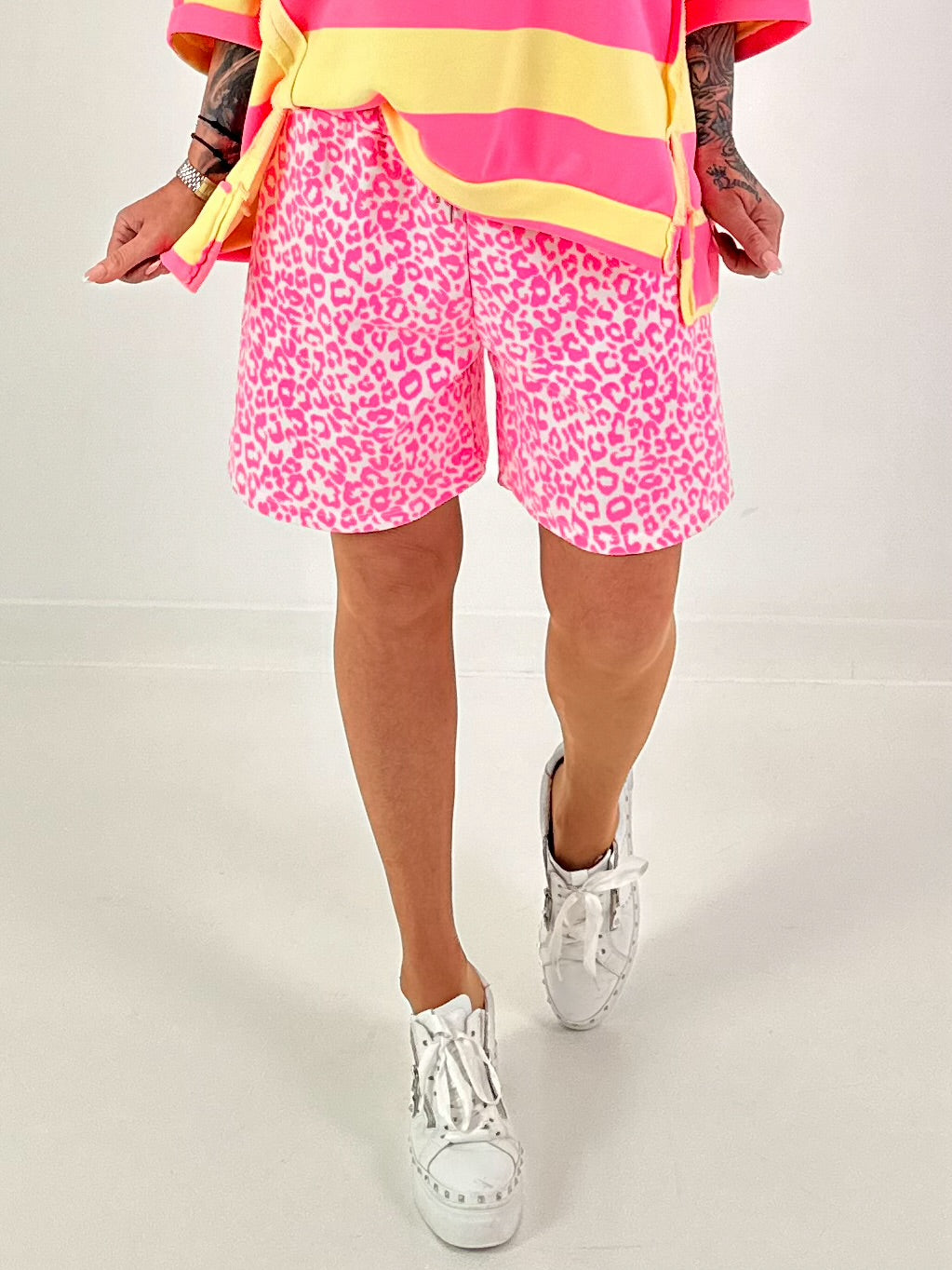 Leo Short - neonpink-weiss