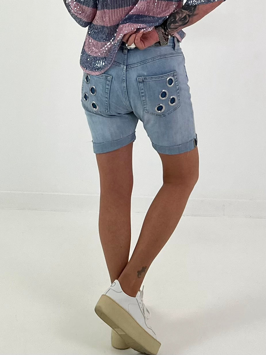 Jeansshort mit Ösen-Abschlüssen - hellblau