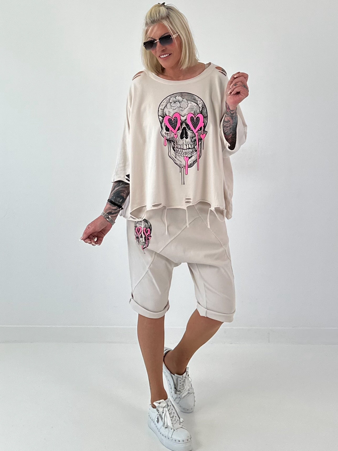 Oversized Shirt mit Cut Outs und Skull - beige