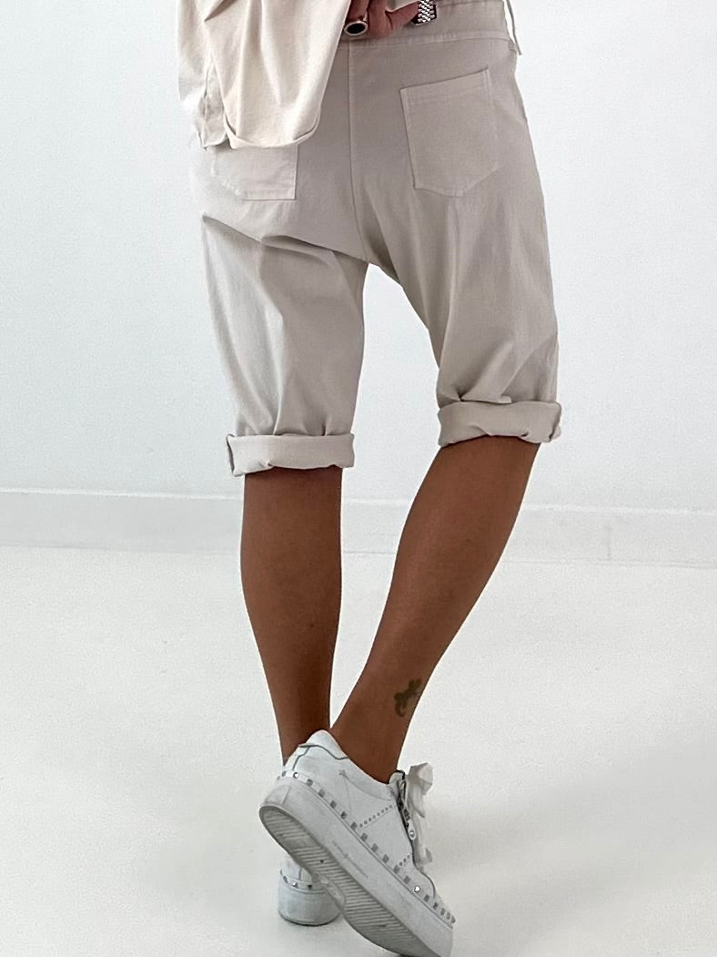 Kurze Baggy mit breiten Nähten - beige