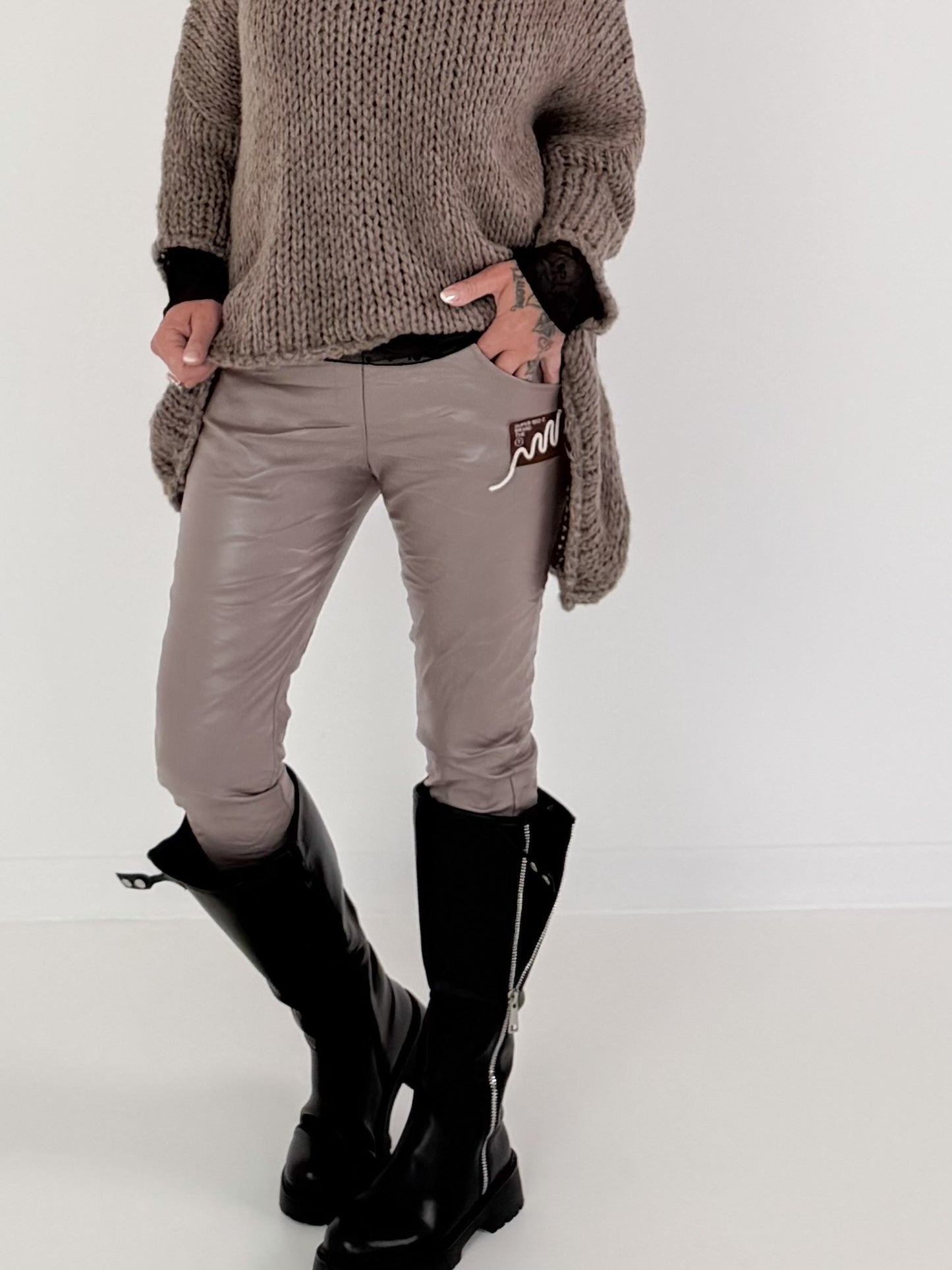 Vegane Lederhose mit Patch - taupe
