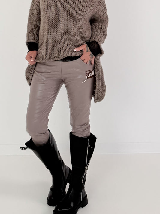 Vegane Lederhose mit Patch - taupe