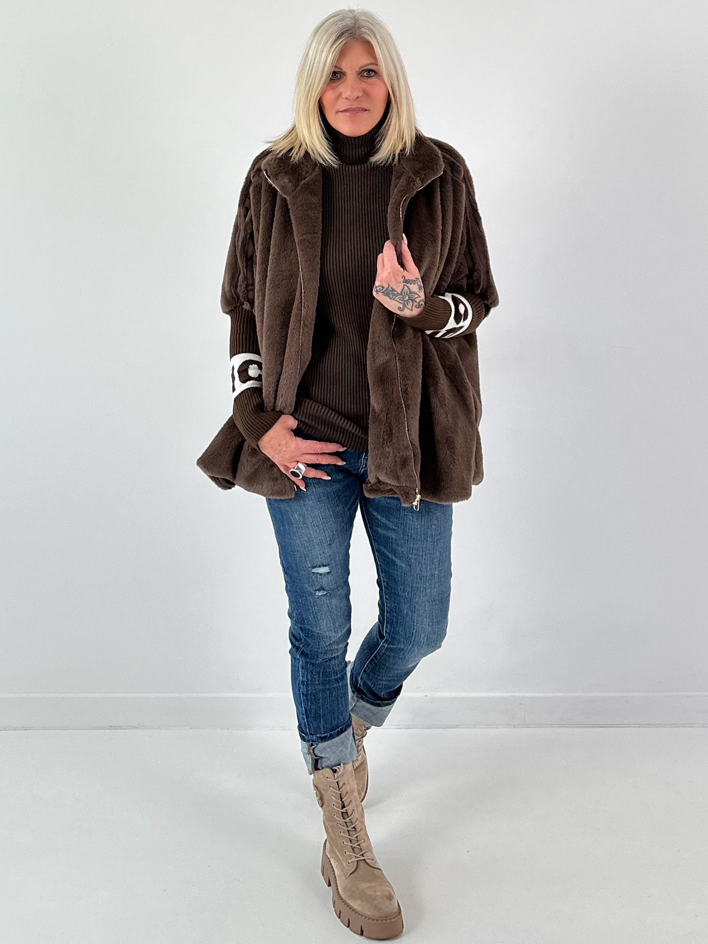 Bontjas met gebreide mouwen, model "Fluffline" - chocolade