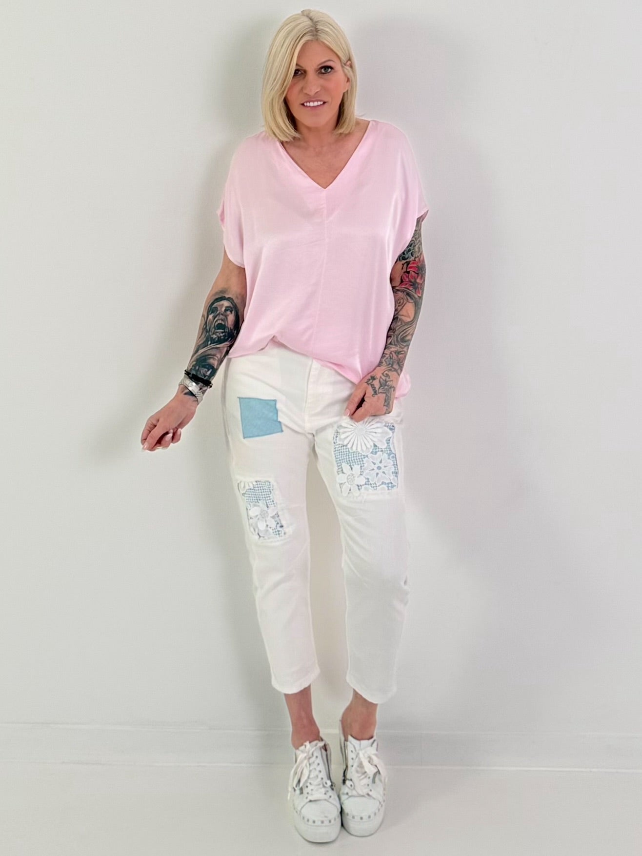 Boyfriend Jeans mit Häkeleinsätzen und Patch - weiss