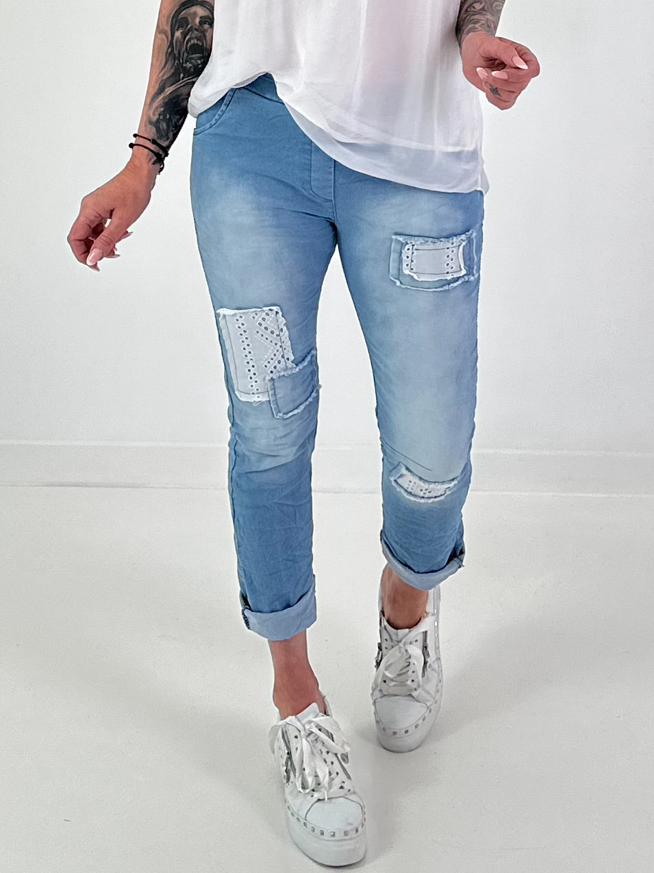 Jeanshose mit Lochstick-Patches - blau