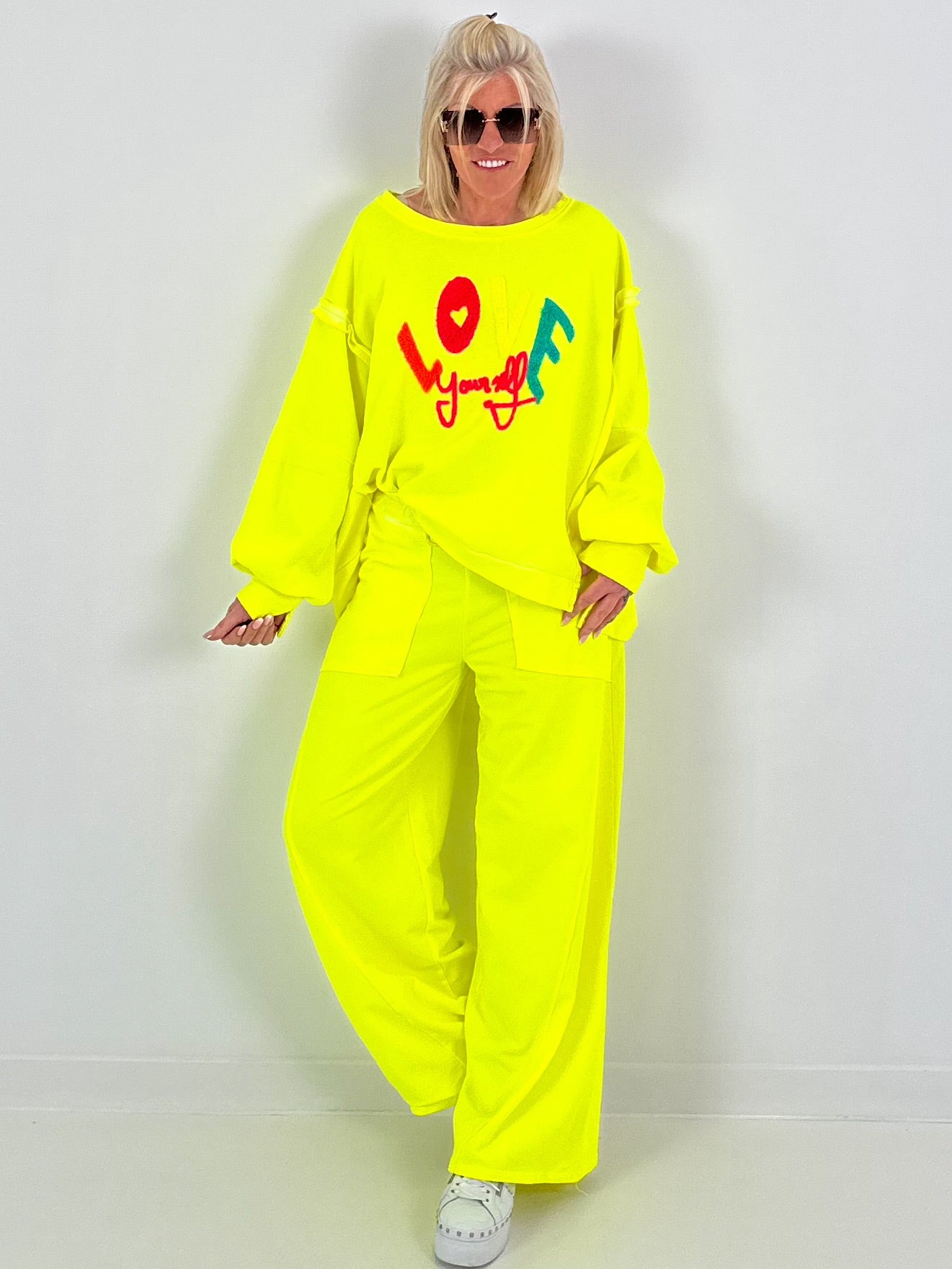 Sweatpants with large side pockets - neon yellow