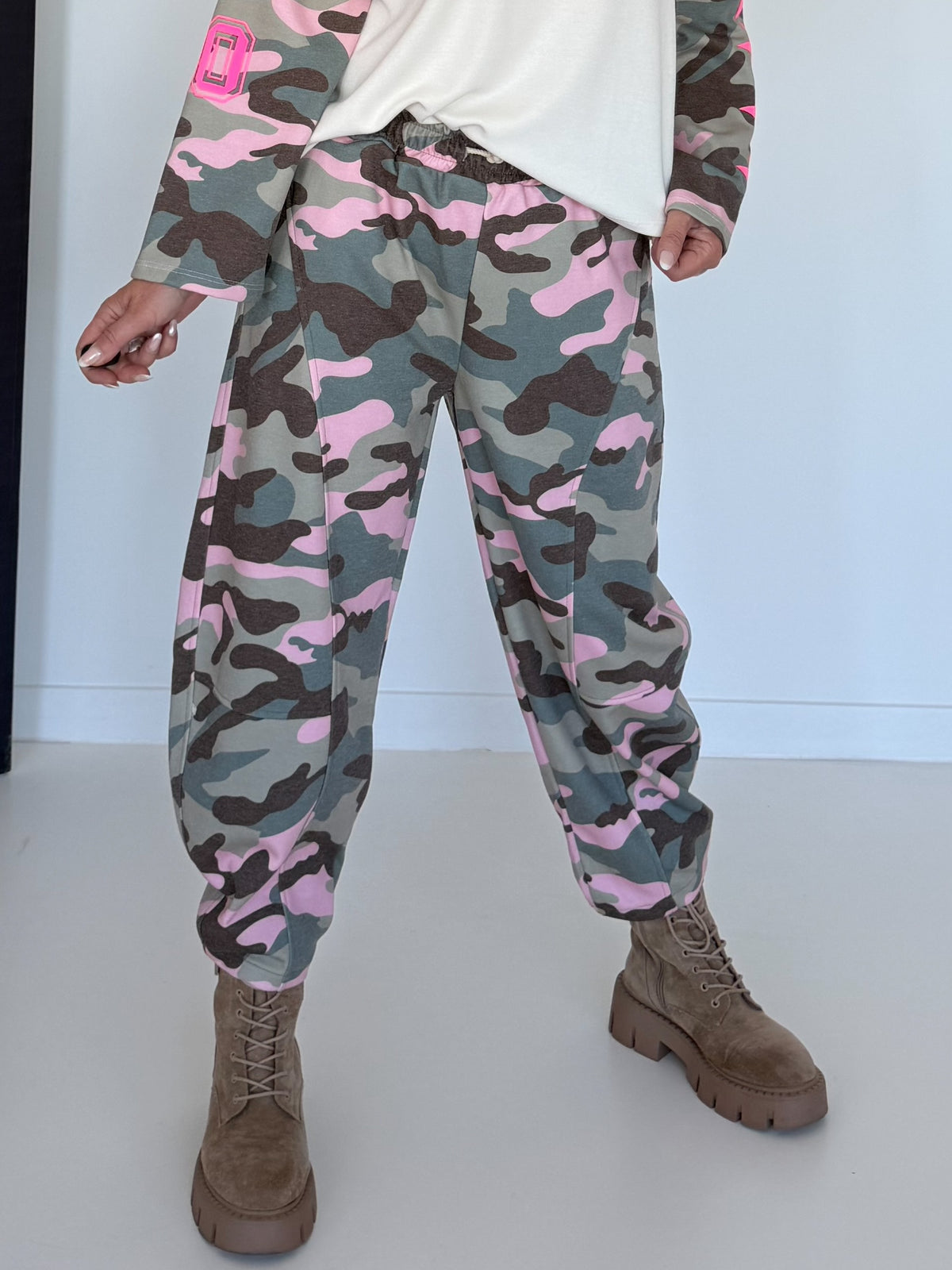 Sweatpants with camouflage print - olive multi-colored