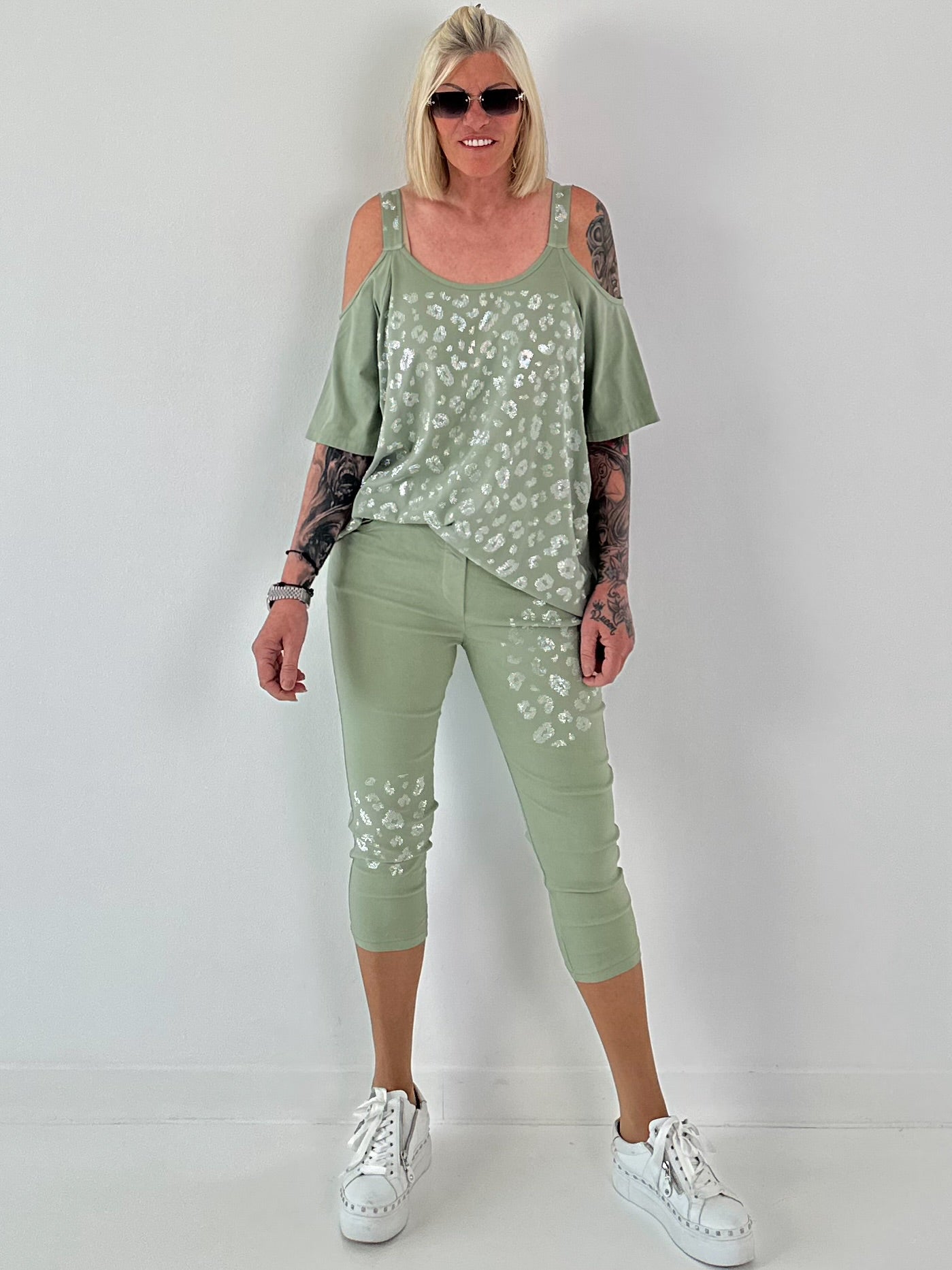 Shirt mit Cold Shoulder und Leo Strass - salbei