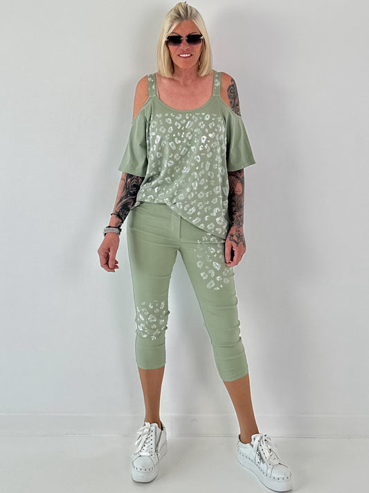 Shirt mit Cold Shoulder und Leo Strass - salbei
