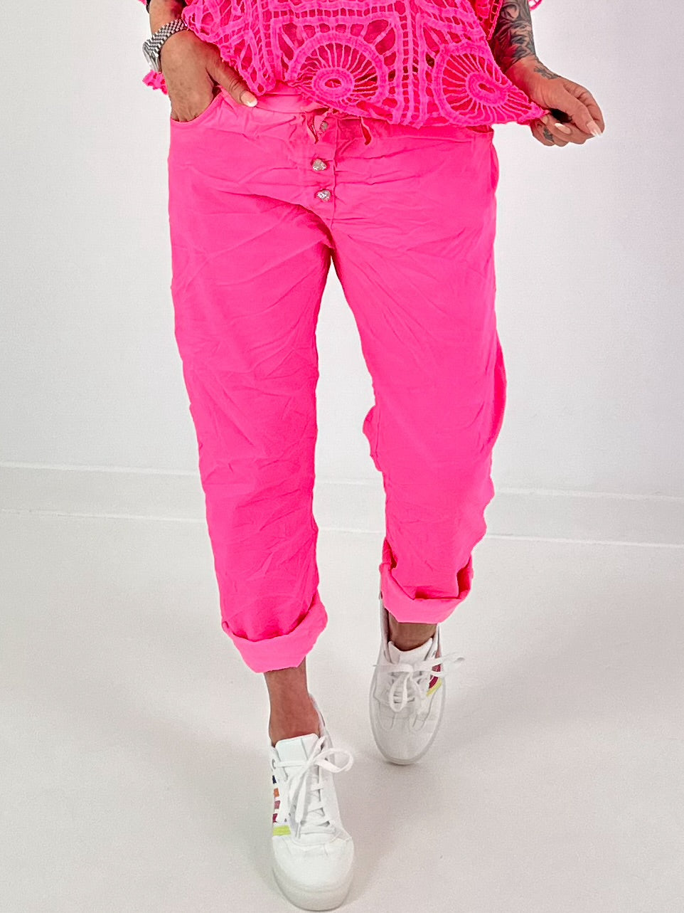 Boyfriend Hose mit Herzknöpfen - neonpink