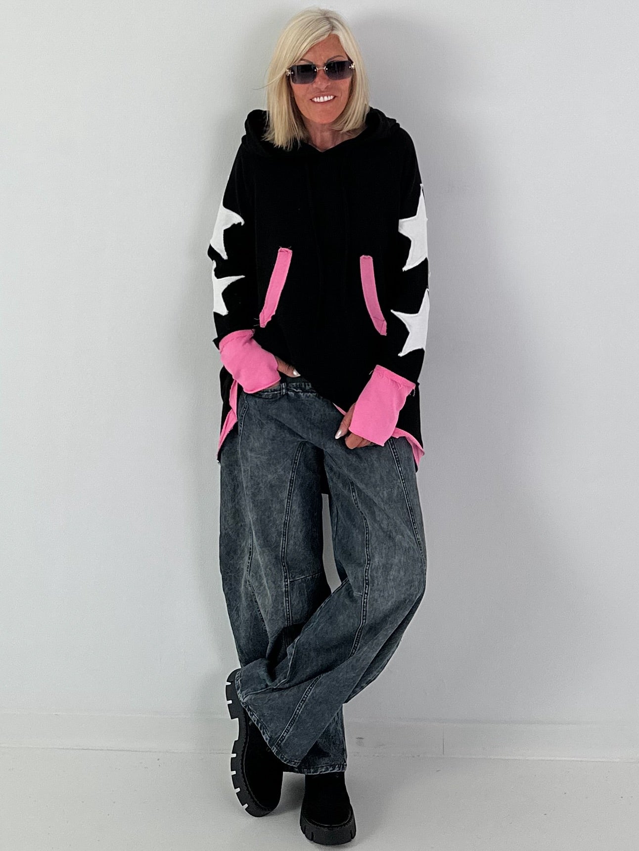 Casual long hoodie with thumbhole and trendy star elements - black