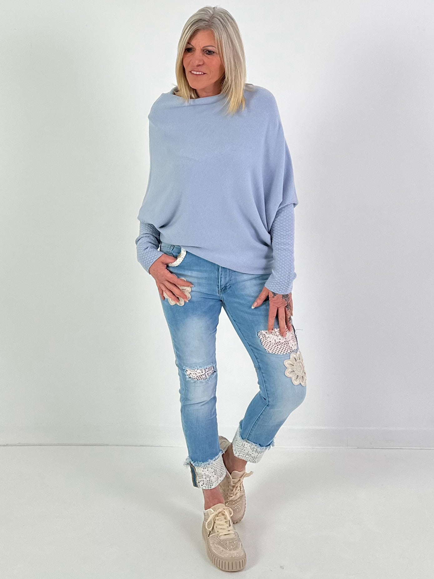 Pullover mit Stulpenärmeln Modell "Fluid Form" - hellblau