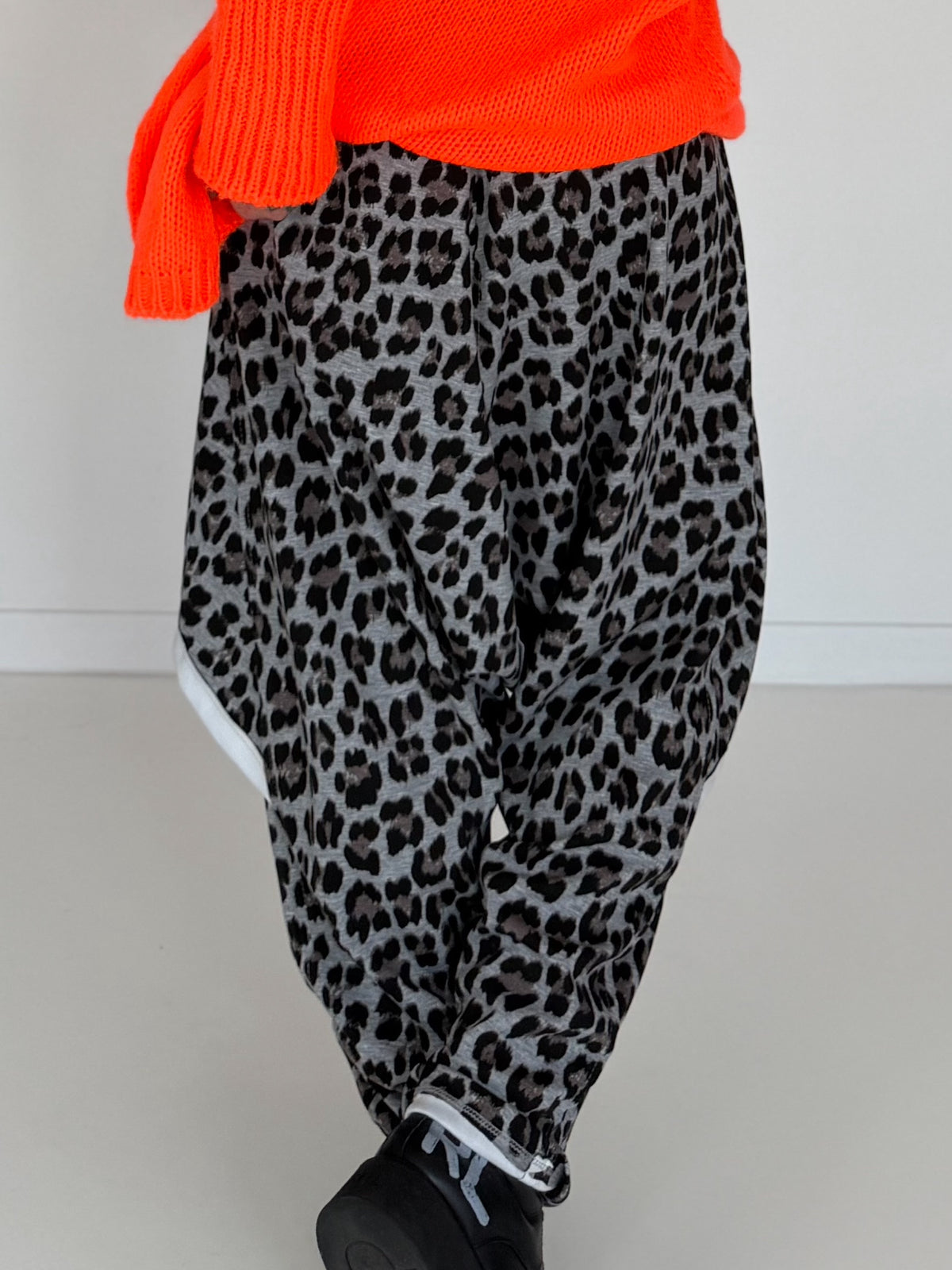 Haremhose im Leo-Print - grau-mehrfarbig