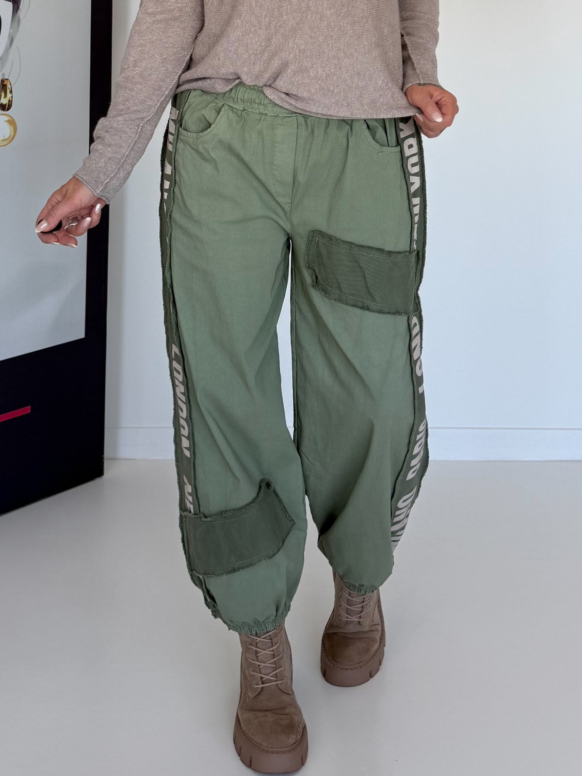 Hose mit City-Statement-Print - khaki