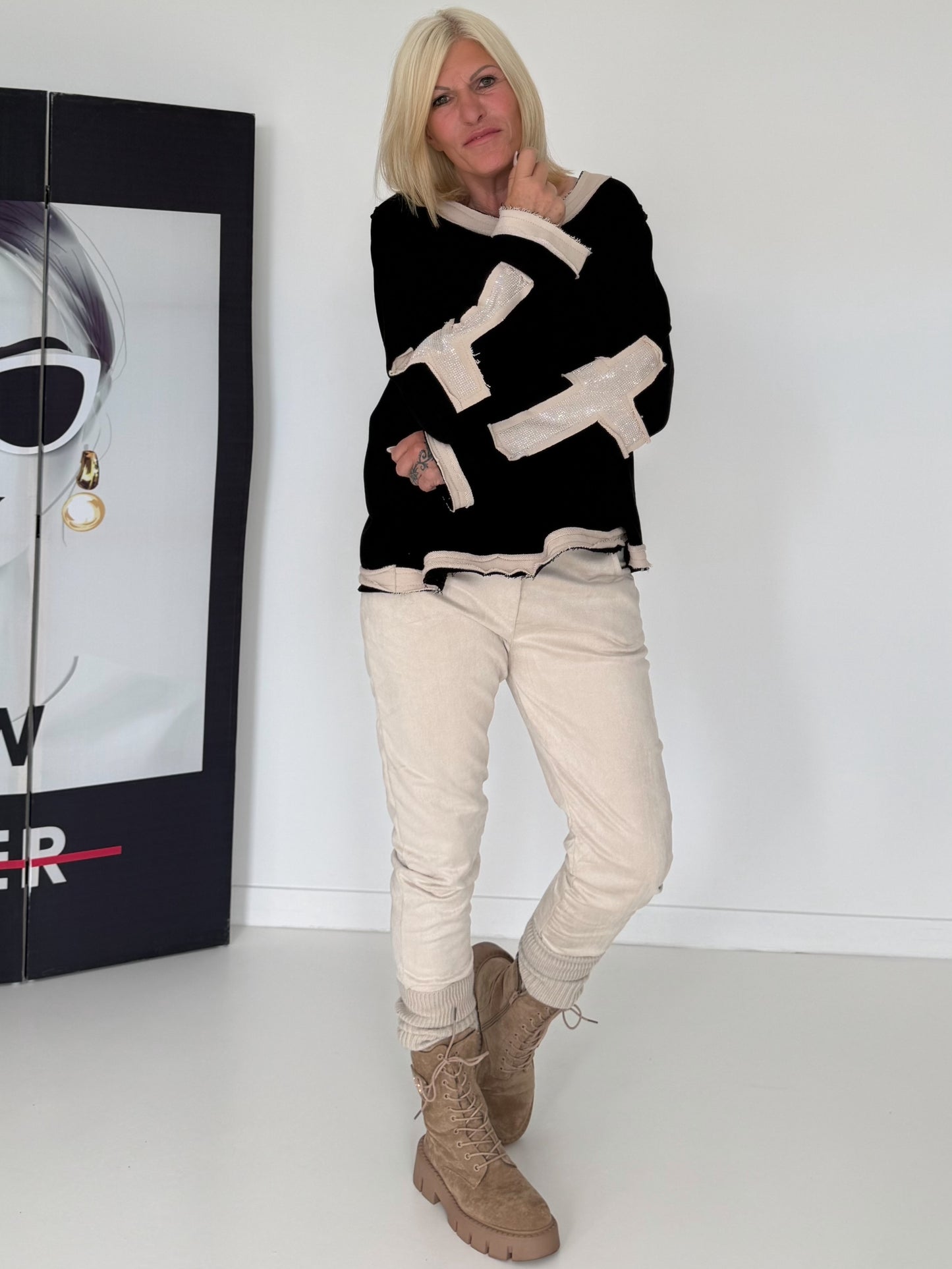 Oversized Sweater mit Strasskreuz - schwarz-beige