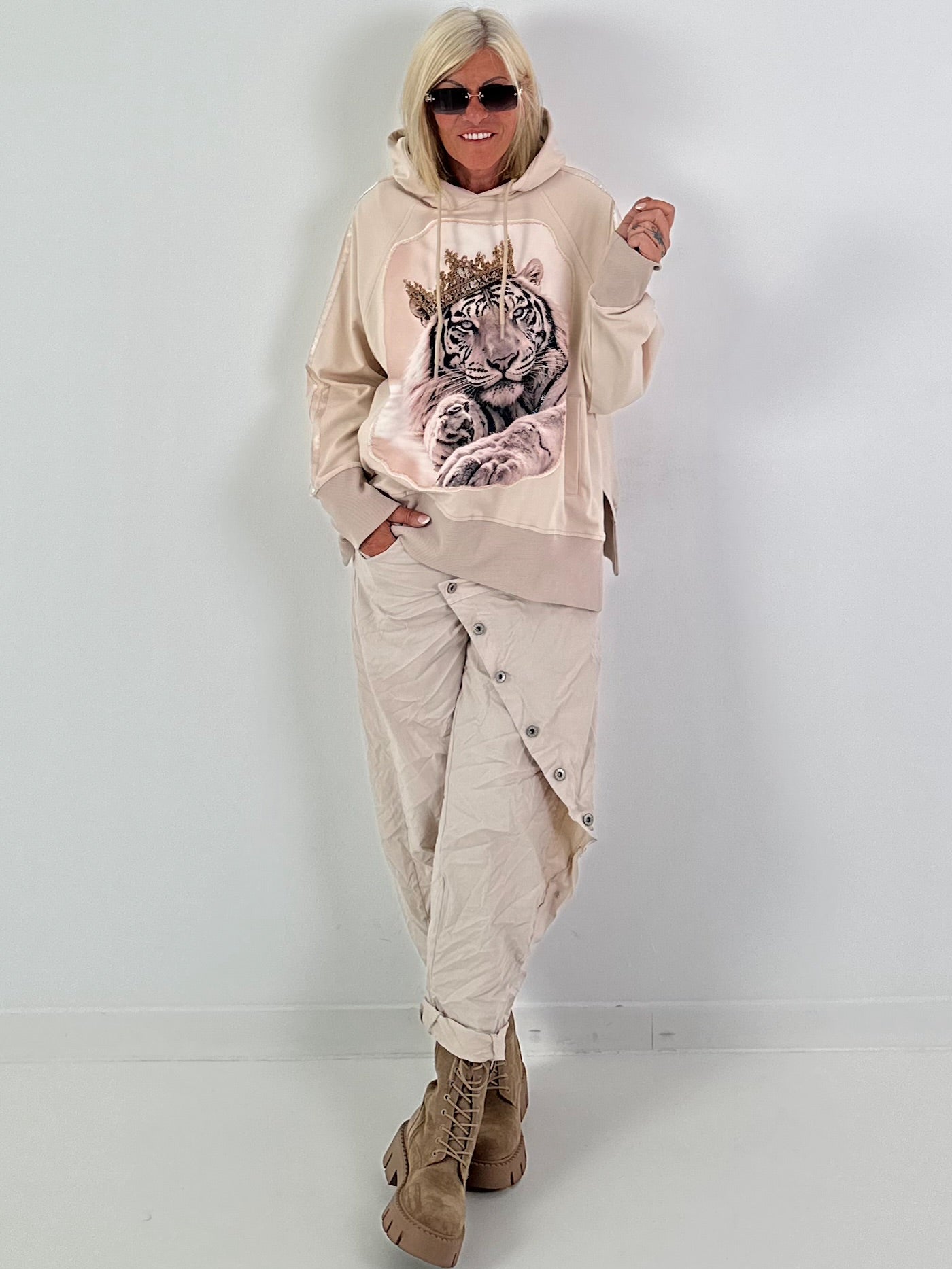 Stylisches Sweatshirt  mit großem Patch Tiger - beige