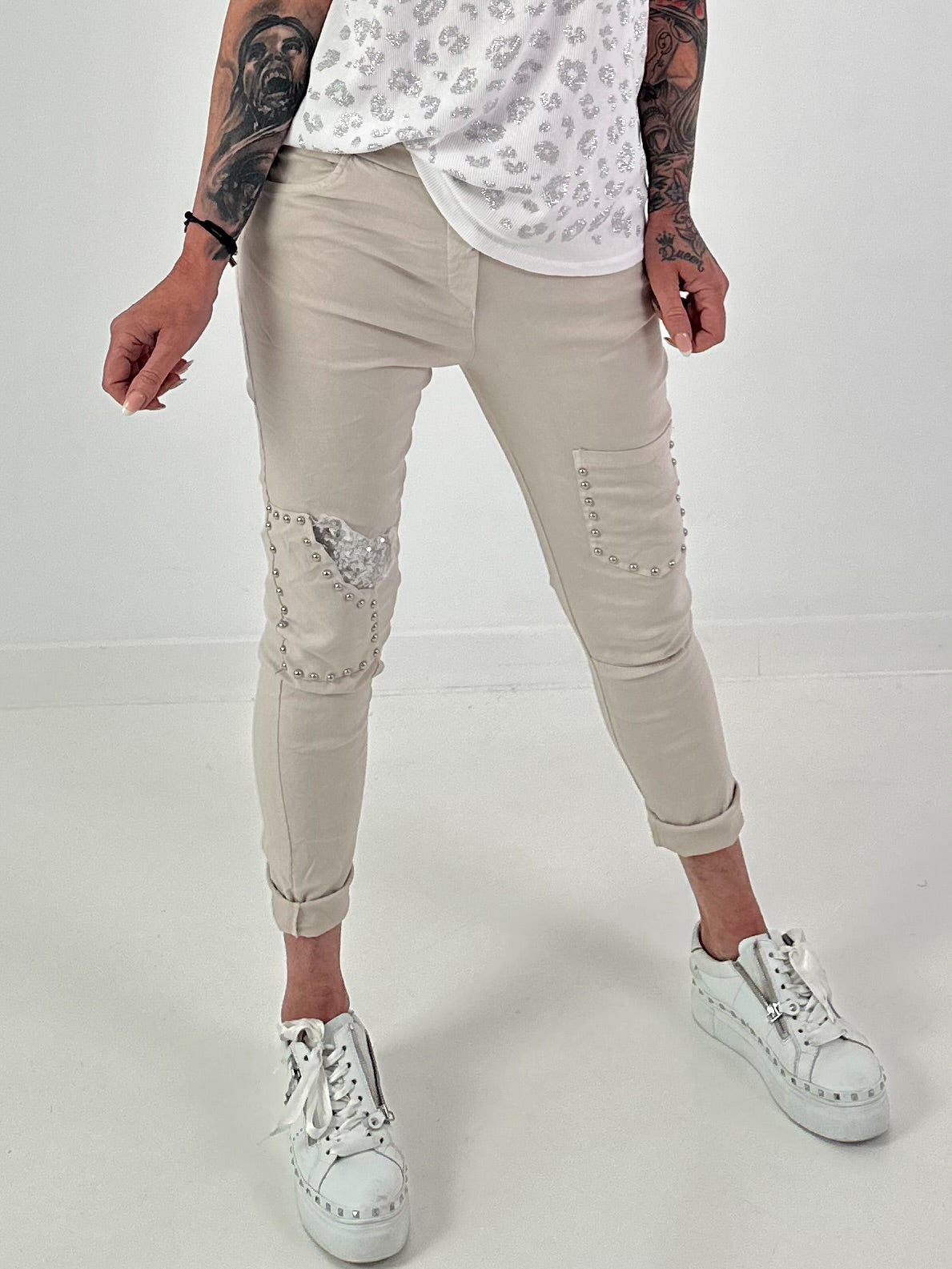 Hose mit Nieten und Paillettendetails - beige
