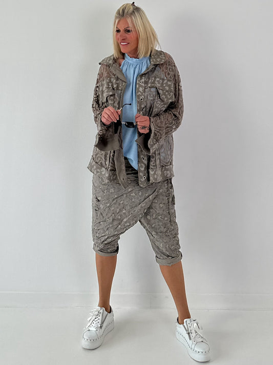 Jeansjacke mit Leo und floralem Netzeinsatz - taupe