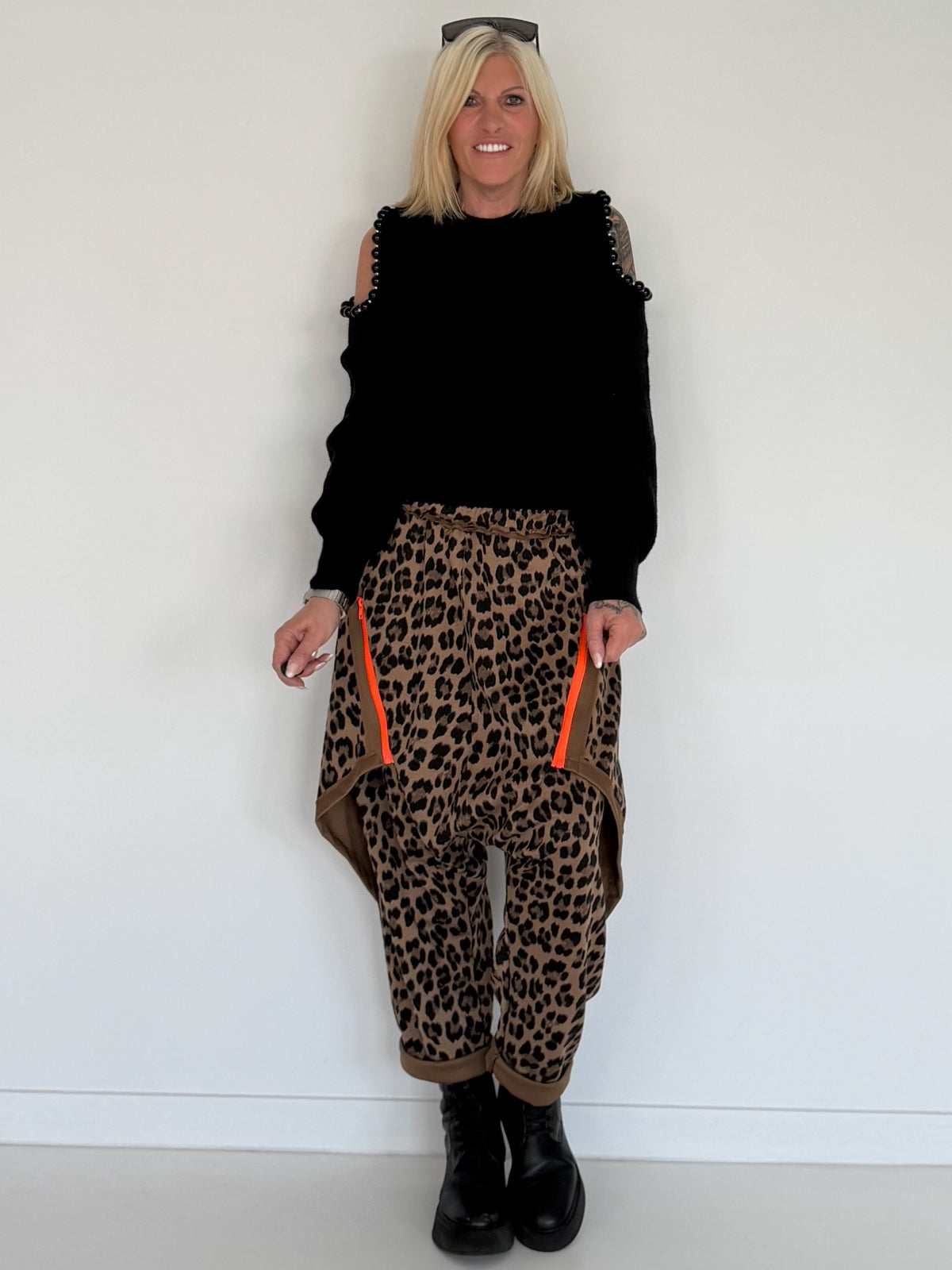 Pullover mit Cut-Outs und Statement-Perlen - schwarz