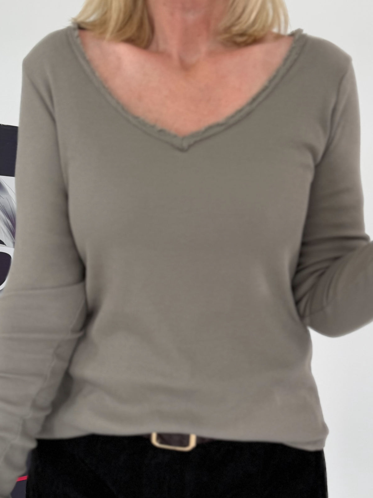 Rippshirt mit fransigem V-Ausschnitt - taupe