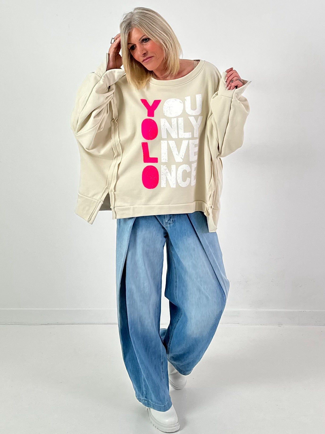 Sweatshirt Modell "YOLO" - beige
