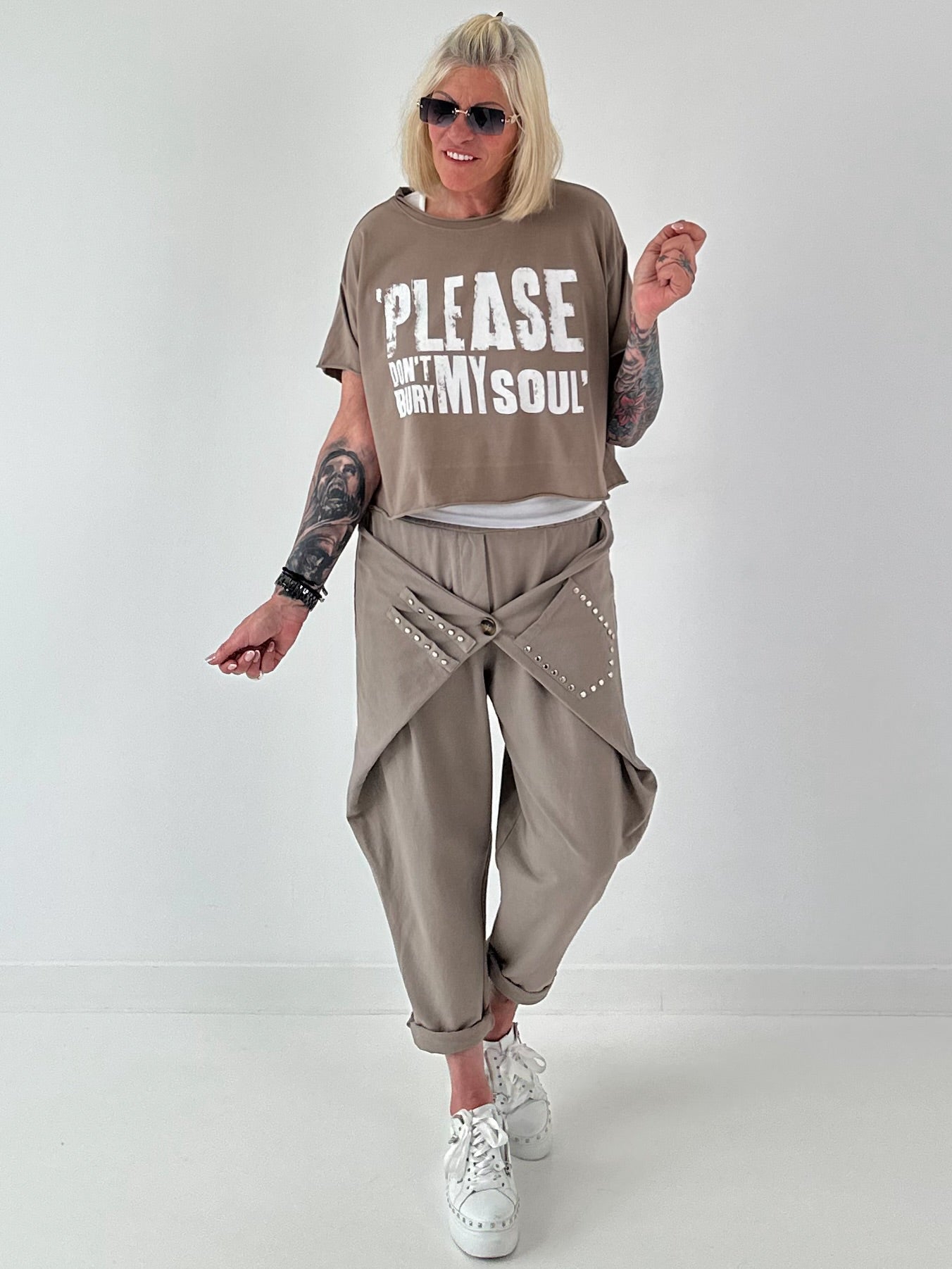 Kurzes Kastiges Shirt mit Print - taupe