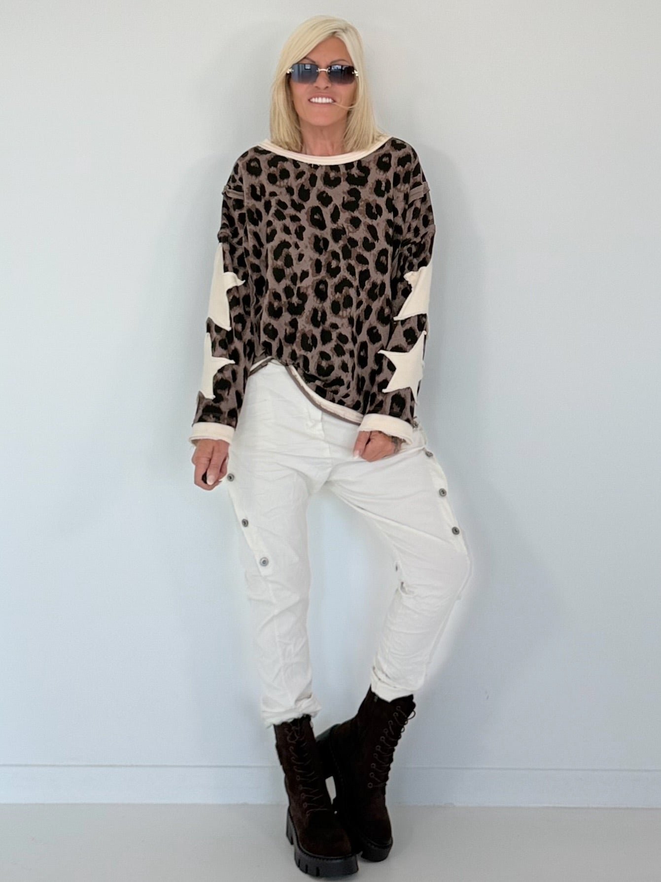 Sweatshirt mit All Over Leo-Print und trendigen Sternelementen - taupe