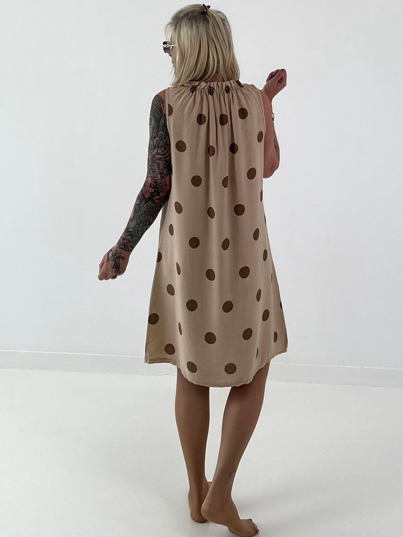 Tupfen Kleid mit Rüschenkragen - sand