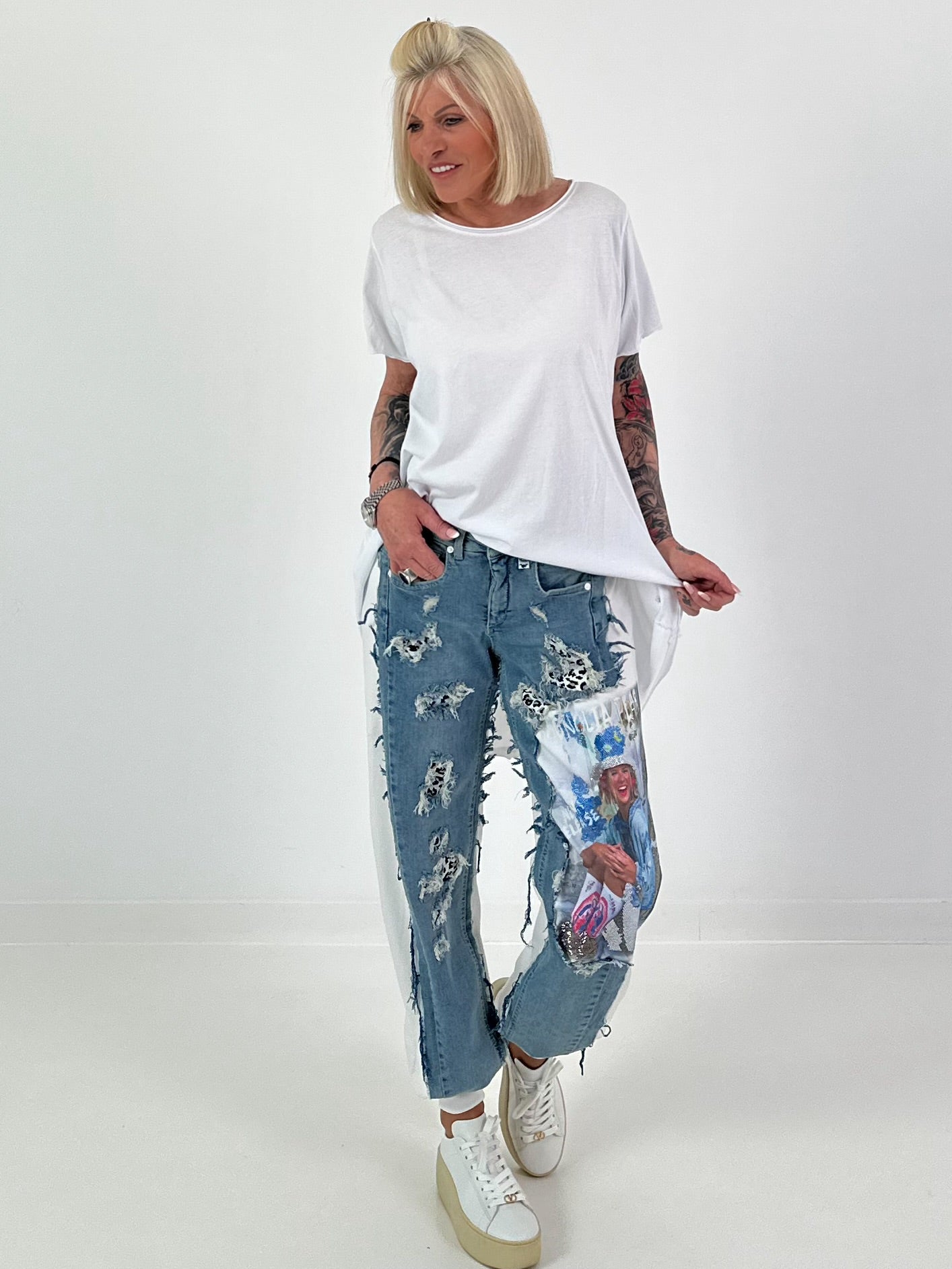 Sweat Jeans mit Print und Destroyed Details - weiss-denim